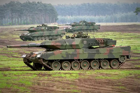 Le Leopard 2 est un char de combat allemand développé initialement en 1969 pour remplacer les M48 Patton utilisés par la Bundeswehr et évoluer aux côtés du Leopard 1 déjà en service. Le Leopard 2 surpassait ce dernier dans le domaine de la mobilité, de la protection et de la puissance de feu.